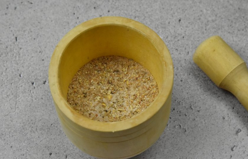 1. Этап. Коппа: Специи, сахар и соль поместите в ступку и разотрите в порошок. Разделите получившуюся смесь на две части.