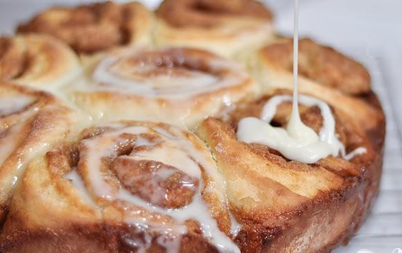 1. Этап. Булочки с корицей и пахтой: 8. Чтобы сделать глазурь, смешать в миске сливочный сыр или масло и сахар. Добавить пахту и взбить хорошо, пока смесь не станет однородной. Дать булочкам остыть в форме в течение 5 минут, а затем выложить на стойку. Залить глазурью. Подавать булочки, пока они еще теплые. Хранить булочки в герметичном контейнере в течение 3 дней.