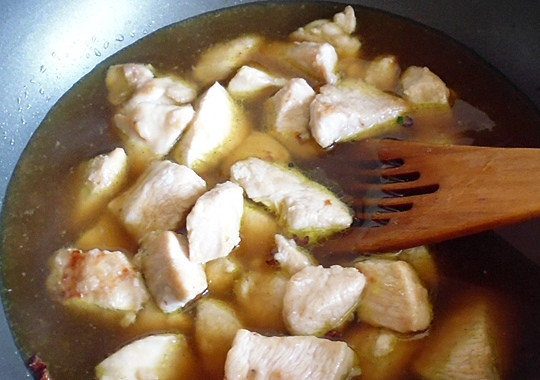 1. Этап. Цыпленок на зеленой подушке: В туже сковороду снова добавьте курицу, добавьте смесь бульона и соуса, добавьте перец чили и уксус.