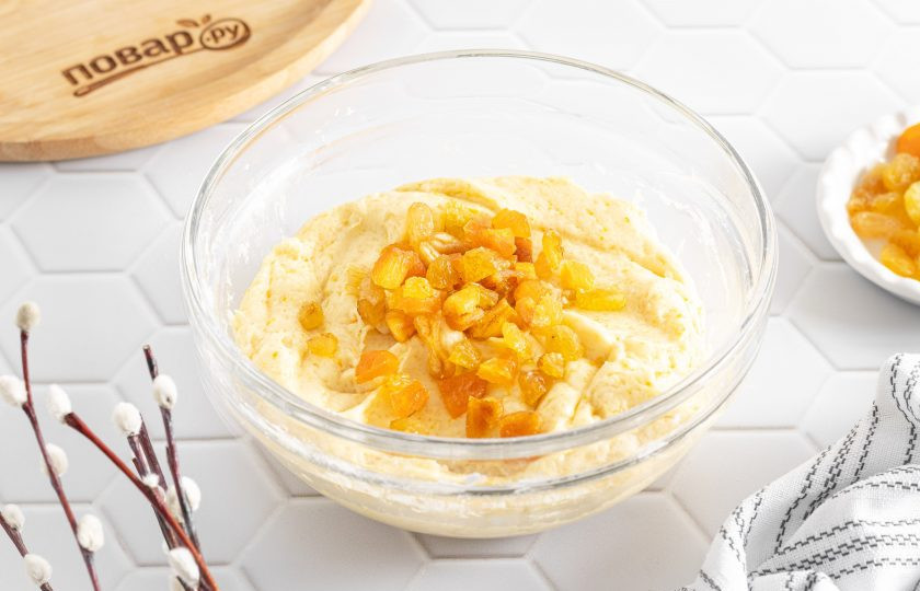 1. Этап. Кулич из рисовой муки: Замесите однородное тесто. Оно получается липким и пластичным, не держит форму. Добавьте мелко порезанные сухофрукты.