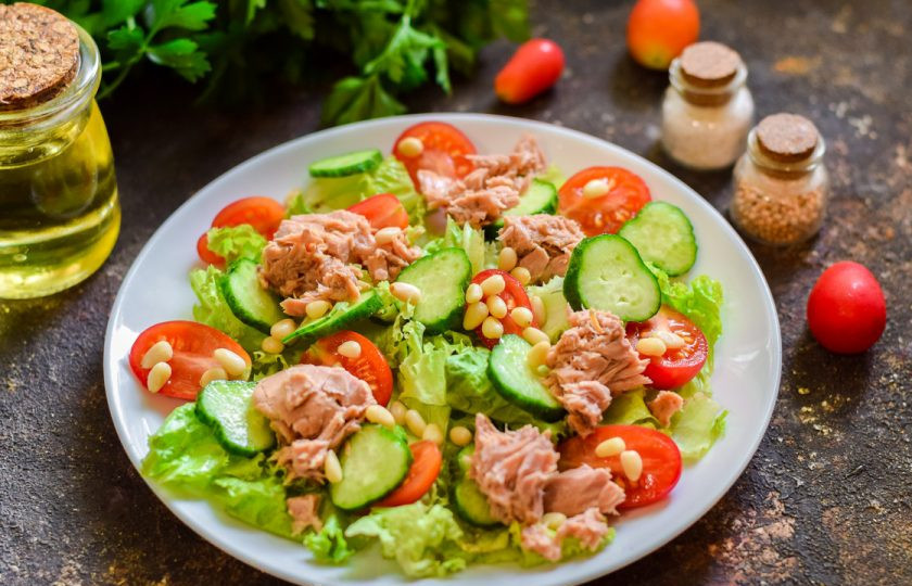 1. Этап. Салат с тунцом и кедровыми орешками: Сбрызните салат растительным или оливковым маслом, добавьте соль и перец по вкусу. Посыпьте все кедровыми орешками и подавайте салат к столу.