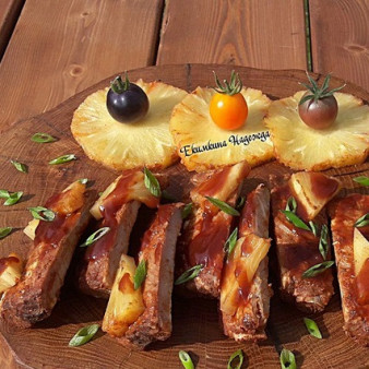 Свиные ребрышки с ананасом