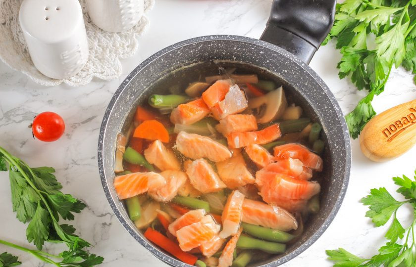 1. Этап. Японский суп с лососем: В это время нарежьте лосось порционными кусочками, брусочками или кубиками и добавьте в емкость. Отварите еще 2-3 минуты.