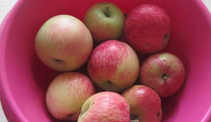 1. Этап. Яблоки консервированные целиком: 1. Подготовьте 2 килограмма спелых яблок.