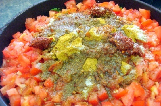 1. Этап. Аджаб сандал с мясом: В казан влейте 2 ст. ложки масла. Слоями уложите: говядину, баклажаны, картофель, перец, всю зелень и томаты. Сверху всыпьте приправы и соль. Влейте масло.