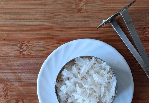 1. Этап. Салат Воевода с тунцом и редькой: Редьку отжимаем, кладём следующим слоем, прижимаем толкушкой все слои. Смазываем майонезом.