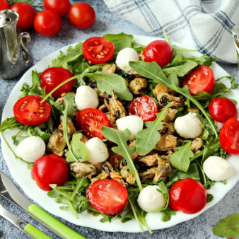 Салат с мидиями, моцареллой и рукколой