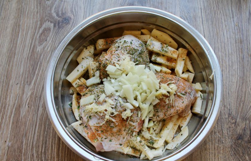 1. Этап. Репа с курицей в духовке: Репчатый лук мелко порежьте и выложите в миску. Все хорошенько перемешайте.