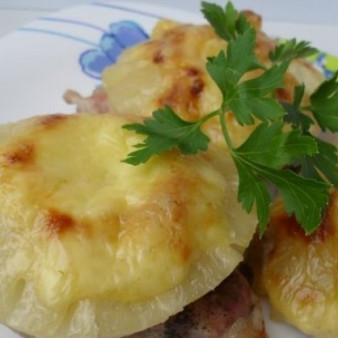 Мясо с ананасом и сыром в духовке