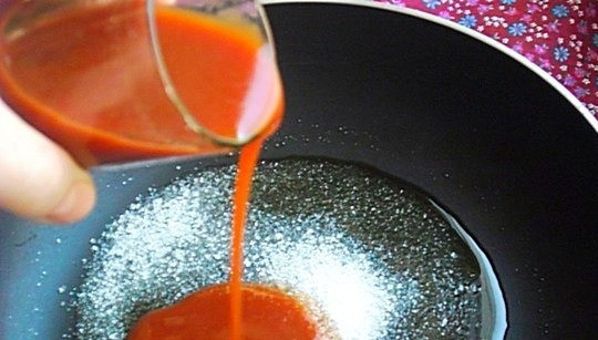 1. Этап. Карамельный соус к мясу: Когда сахар практически полностью расплавится, влейте на сковороду томатный сок. Конечно же, лучше использовать свежий домашний. Но можно купить сок в магазине или же развести водой обыкновенную томатную пасту.