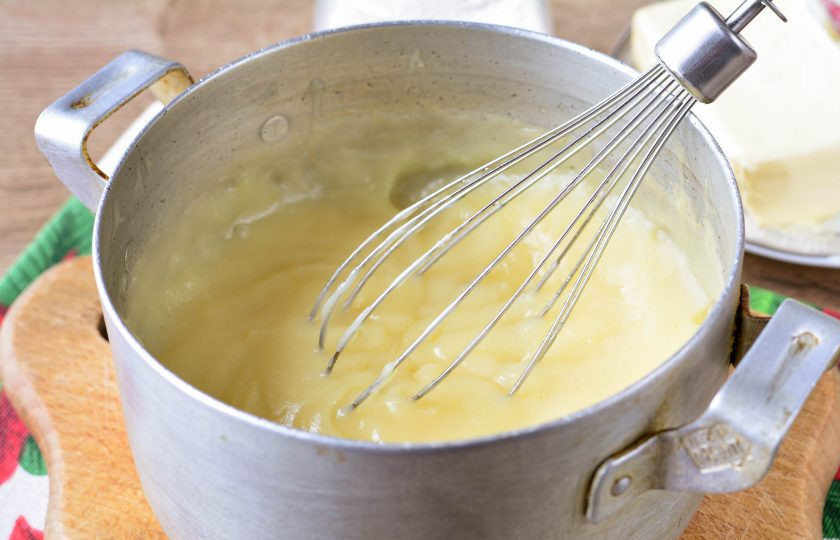 1. Этап. Торт Наполеон советский: Заварной крем стал густым, снимите его с плиты, дайте остыть до комнатной температуры.
