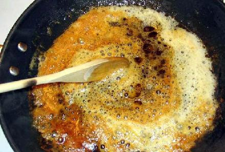 1. Этап. Жареная колбаса с картофелем: Выливаем пол стакана пива обратно в сковороду. Используем деревянную лопатку для того, чтобы соскоблить дно.