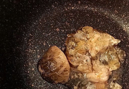 1. Этап. Гречневый суп с тушёнкой Походный: Берём казан. Открываем тушёнку и в казан выкладываем немного из банки желе и жирка (его там почти нет). Это нам нужно для того, чтобы потомить овощи в казане перед готовкой.