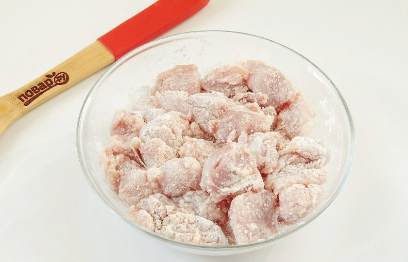 1. Этап. Свинина с лапшой по-азиатски: 2. Свинину нарежьте кусочками и обваляйте в крахмале.