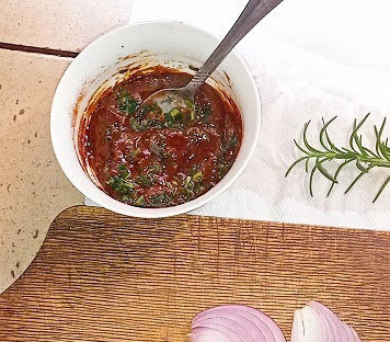 1. Этап. Курица в пикантном маринаде: Для маринада тщательно смешать все ингредиенты: томатную пасту, масло оливковое или растительное без запаха 2 ст. л., горчицу, соевый соус, бальзамик, паприку и кумин, чеснок, пропущенный через пресс, и мелко рубленную зелень по вкусу (у меня петрушка и базилик). Если нужно, добавить соль по вкусу, пробуйте. Лук порезать кольцами или полукольцами (на фото не весь лук).