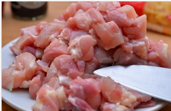 1. Этап. Паста с курицей и медом: Пасту варим так, как указано на упаковке. Тем временем, курицу нарезаем на небольшие кусочки.