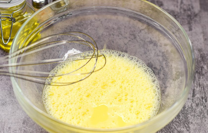 1. Этап. Лук в кляре к пиву: В глубокой миске при помощи блендера взболтайте яйцо и три ложки воды.