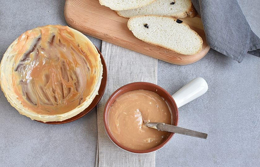 1. Этап. Вареная сгущенка в микроволновке: Готовую вареную сгущенку горячей переложите в сервировочную миску.