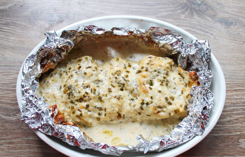 1. Этап. Запеченная хоки: Достаньте рыбу, раскройте фольгу и верните обратно в духовку. Запекайте еще в течение 10 минут.