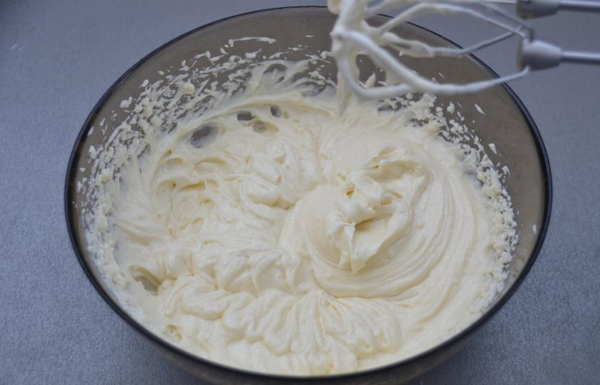 1. Этап. Эклеры со сметанным кремом: Готовый крем должен быть пышным и однородным.