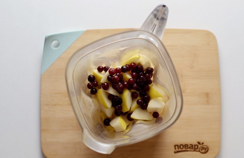 1. Этап. Фруктово-ягодный смузи: Измельчите все ингредиенты в блендере до однородной консистенции.