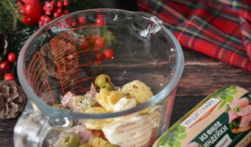 1. Этап. Яйца, фаршированные ветчиной: В рабочую миску положите нарезанную ветчину, желтки, добавьте оливки, майонез и приправьте специями на свой вус.