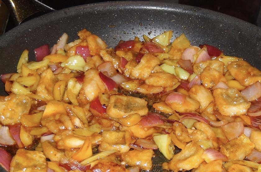 1. Этап. Рыба в кисло-сладком соусе по-китайски: 6. Отложите пока овощи в какую-нибудь посуду, а в сковороду влейте кисло-сладкий соус. Спустя минуту убираем огонь и в соус перекладываем обратно овощи. Всё хорошо перемешиваем. Ещё примерно через минутку к ингредиентам в сковороде выкладываем ранее обжаренную рыбу. Перемешиваем, пока соус не будет равномерно обволакивать все ингредиенты. Подаём блюдо к столу! Приятного аппетита :)