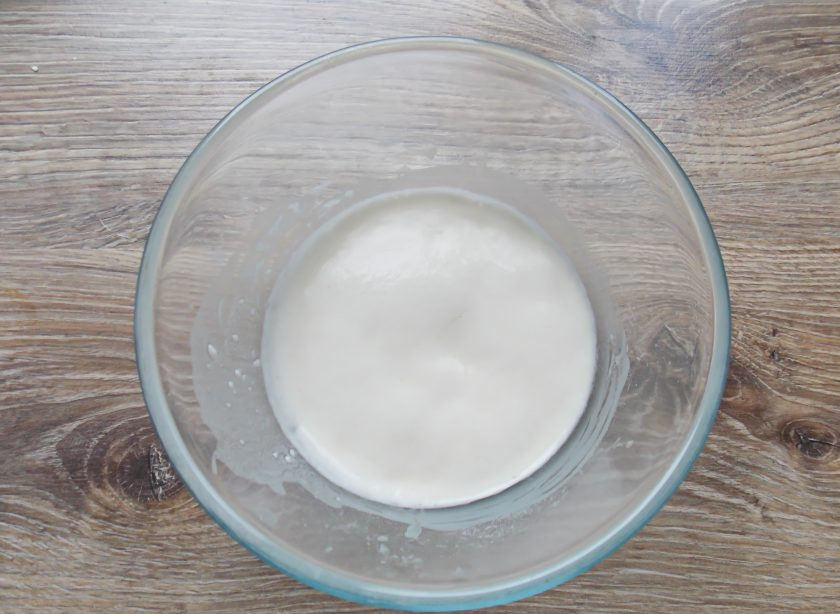 1. Этап. Блины на живых дрожжах: В миску, где будете делать тесто, влейте теплую воду, положите 1 чайную ложку сахара и раскрошите свежие дрожжи, всыпьте 2 столовых ложки муки. Перемешайте до однородной массы и поставьте в теплое место для оживания дрожжей.