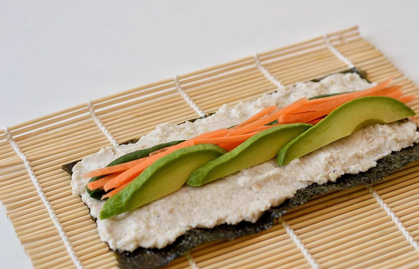 1. Этап. Роллы из гречки: Выложите лист нори шершавой стороной вверх, сверху выложите смесь брокколи с гречкой. В центр уложите овощи и шпинат. Заверните ролл. Разрежьте на 6-8 частей.