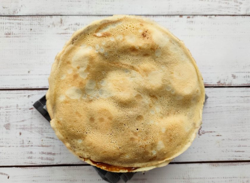 1. Этап. Блинный торт со сгущенкой и бананами: Тоже самое проделайте с оставшимися блинчиками.