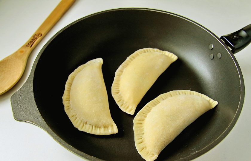 1. Этап. Диетические чебуреки: Хорошо разогрейте сухую сковороду и поочередно выкладывайте на нее получившиеся чебуреки. Обжаривайте их на небольшом огне.