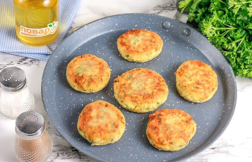 1. Этап. Несладкие сырники: Прогрейте в сковороде растительное масло и обжарьте в нем сырники на умеренном нагреве по 2-3 минуты с каждой стороны до румяности.