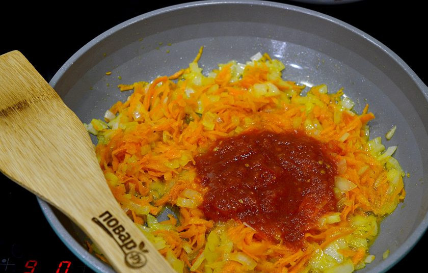 1. Этап. Подлива для голубцов: Добавьте томатную пасту, посолите. Потушите 5 минут.