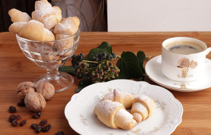 1. Этап. Рогалики с изюмом: Подавайте рогалики присыпав сахарной пудрой. Приятного аппетита!