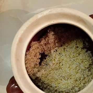 1. Этап. Пшенная каша в горшочках: Затем слить воду и выложить пшено в горшочек.