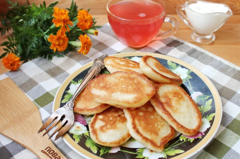 1. Этап. Оладьи без яиц и молока: Оладьи без молока и яиц готовы. Подавайте горячими со сметаной, мёдом, вареньем.