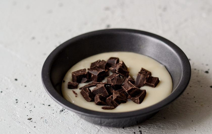 1. Этап. Шоколадный десерт без выпечки: Перелейте сгущённое молоко в кастрюльку с толстым дном, добавьте шоколад. На небольшом огне растопите шоколад, постоянно помешивая. Масса должна стать однородной, гладкой.