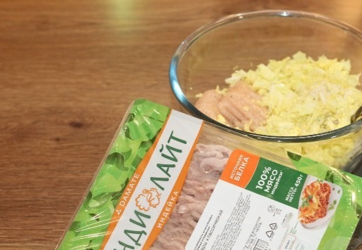 1. Этап. Ленивые пельмени с индейкой и капустой: 9. Смешиваем индюшачий и свиной фарш. Добавляем капусту, лук репчатый, чеснок и перемешиваем.