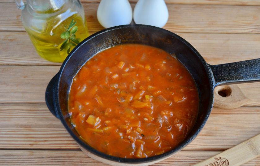 1. Этап. Паста Аль форно: Влейте томатный сок, щепотку сахара, соль, любимые специи и уварите сок до состояния соуса. В конце добавьте любой зелени.