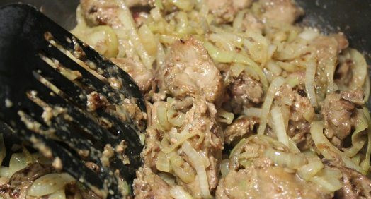 1. Этап. Печень на сковороде: 4. Когда печень уже зарумянилась с одной стороны - переворачиваем, добавляем лук. Жарим на среднем огне до готовности лука. Потом под крышкой на маленьком огне - еще 3 минуты.