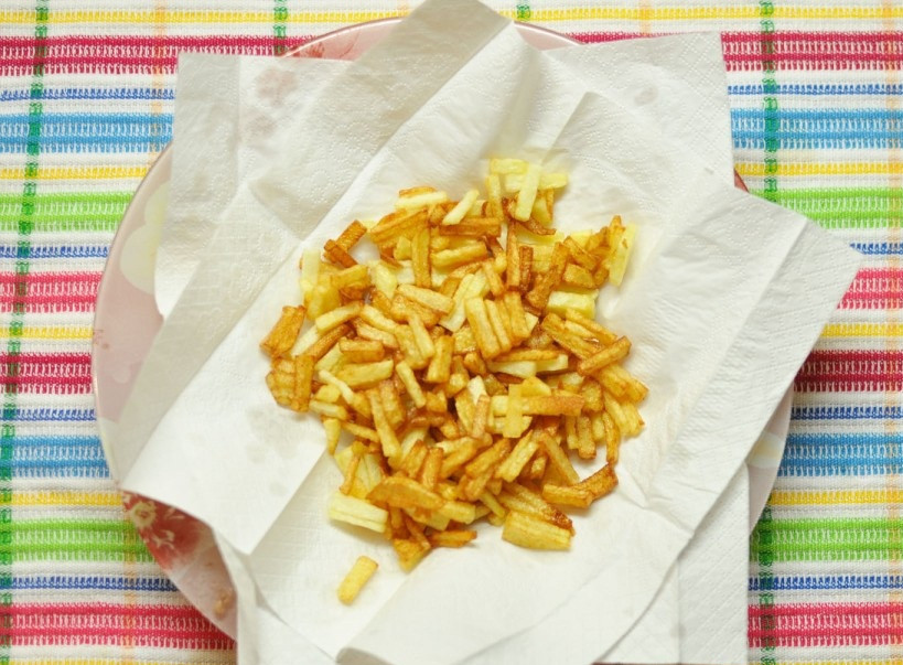 1. Этап. Салат с говядиной и корейской морковкой: Обжарьте картофель в масле до золотистой корочки. Готовый картофель выложите на тарелку. Не забудьте промокнуть его бумажной салфеткой, чтобы впиталось лишнее масло.