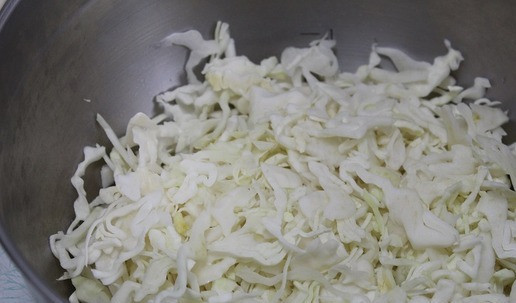 1. Этап. Салат Зимнее ассорти: Нашинковать капусту, сложить в чашу.