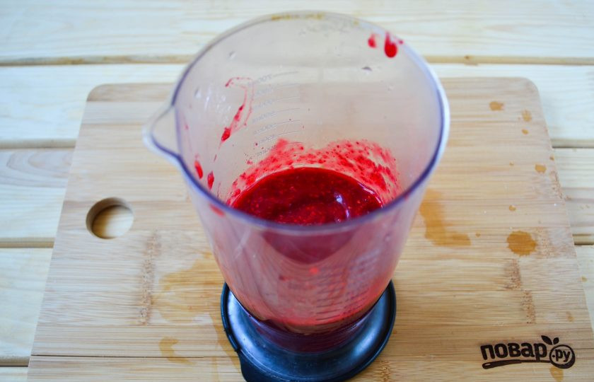 1. Этап. Варенье из крыжовника и малины: Малину измельчите с помощью блендера или перетрите через сито.