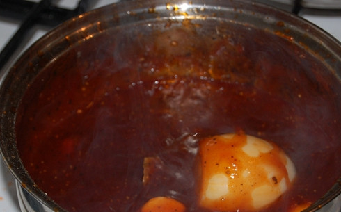 1. Этап. Куриные крылья барбекю: Добавляем луковицу и чеснок. Варим, помешивая, на маленьком огне минут 8-9. Затем добавим коньяк и варим еще минуты 2.