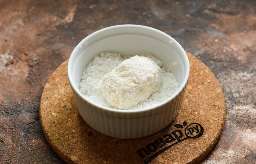 1. Этап. Зефирные конфеты: Сформируйте конфеты среднего размера. Обваляйте конфеты в кокосовой стружке.