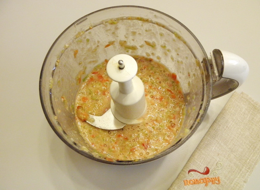 1. Этап. Баклажаны на зиму без стерилизации: 3. Я предпочитаю средний помол, чтобы были видны кусочки.