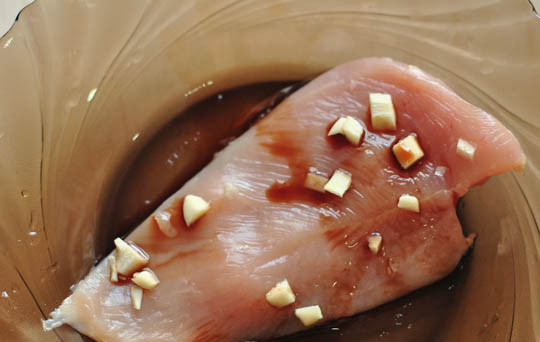 1. Этап. Стейк из курицы: Смешайте соевый соус с бальзамическим уксусом и солью. Очистите зубчики чеснока и мелко покрошите. Каждый кусок куриного филе обложите кусочками чеснока и полейте смесью соуса и уксуса. Оставьте мариноваться курицу минут на 15.