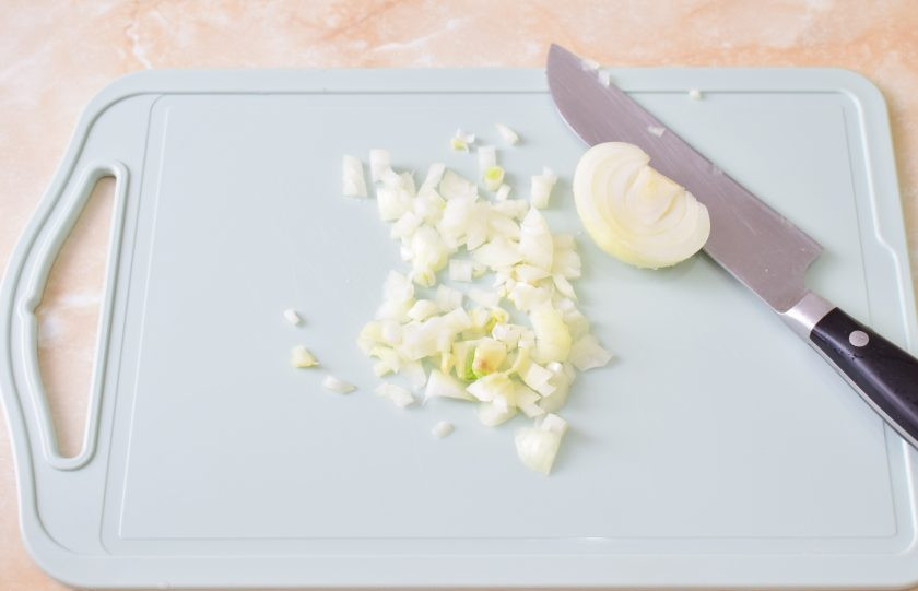 1. Этап. Люля-кебаб из свинины и курицы: Лук очистите от шелухи и ополосните в холодной воде. Затем лук нарежьте как можно мельче. Через мясорубку крутить его не надо. Прокрученный он пустит сок и сделает фарш более жидким.