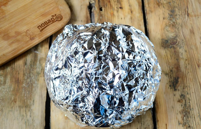 1. Этап. Свинина в специях: Заверните мясо в несколько слоев фольги.