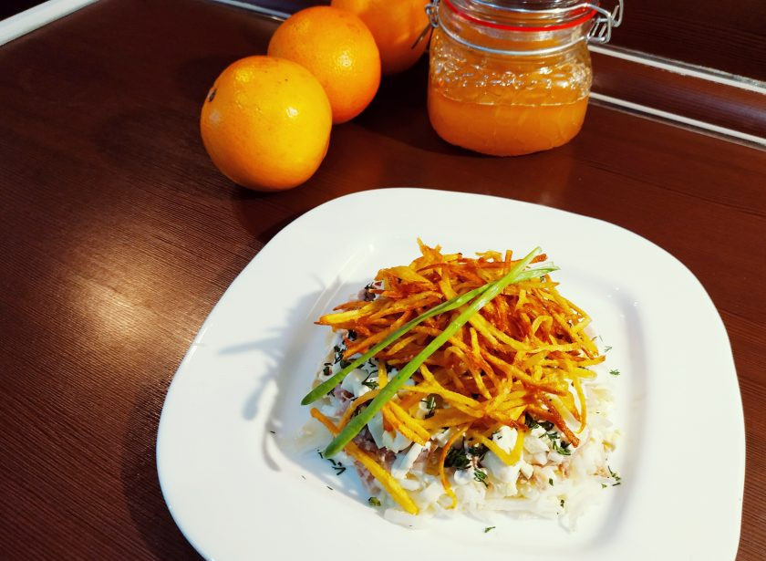 1. Этап. Салат с куриным филе Рандеву: Финальный штрих - выложите остывшую обжаренную картошечку сверху. Салат готов. Можно сразу подавать к столу, но лучше оставить на пару часиков, чтобы салатик хорошо пропитался.